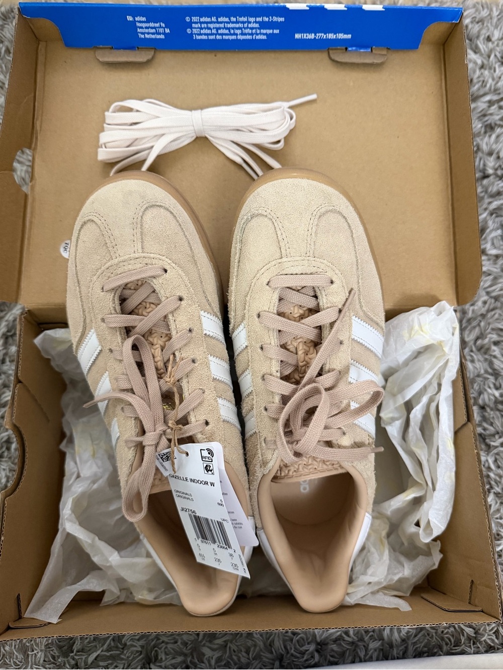 adidas gazelle Beige and White Suede Low-Top Sneakers like new worn only one